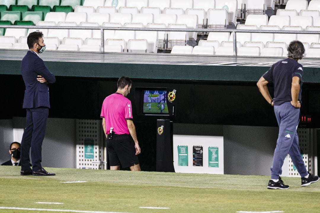 De Burgos Bengoetxea revisa en la pantalla una acción polémica ante la mirada de Pellegrini