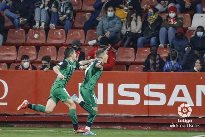 Corpas corre celebrando en gol en Gijón.