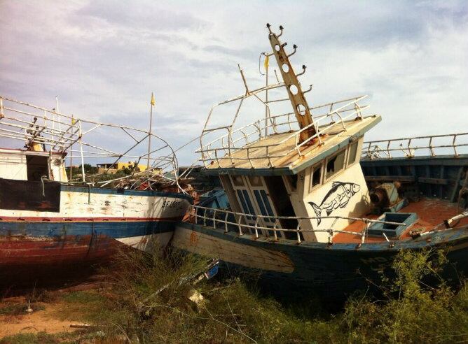En Lampedusa. Cementerio de barcazas frente al ayuntamiento y al lado del campo de fútbol.