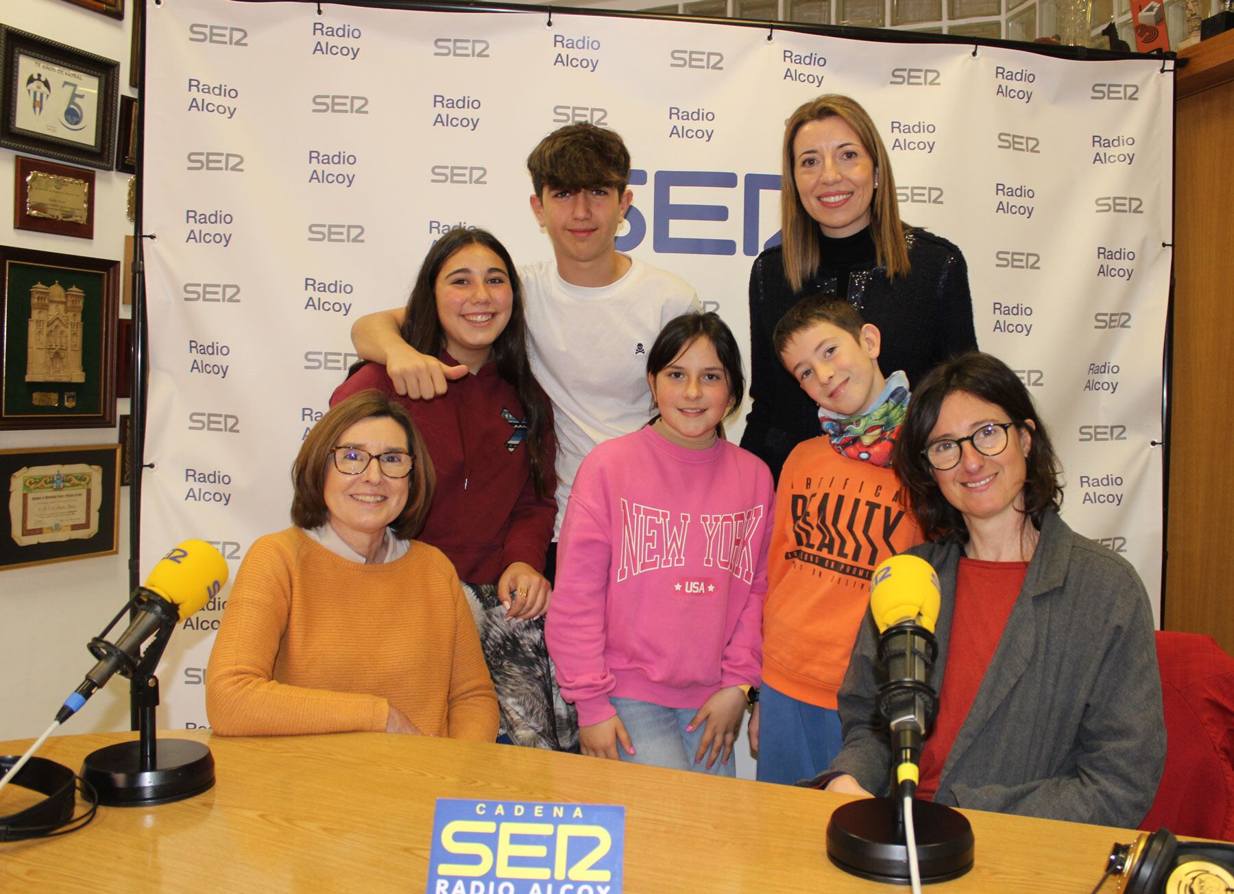 La directora titular del centre, María José Iborra, les professores Patri Mira i Begoña Payá, junt a quatre alumnes del centre, Marta, Álex, Xavi i Nadia