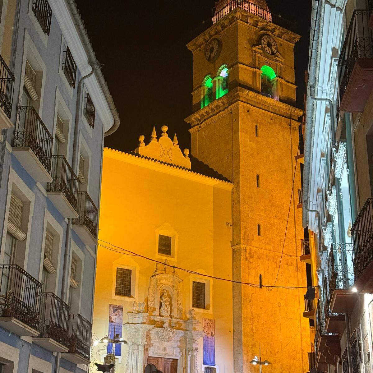 El campanario de Santa María se ilumina de verde por el alzheimer
