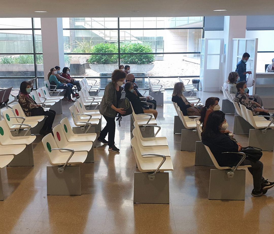 Sala de espera para consultas de especialidades en el hospital Clínico San Cecilio de Granada