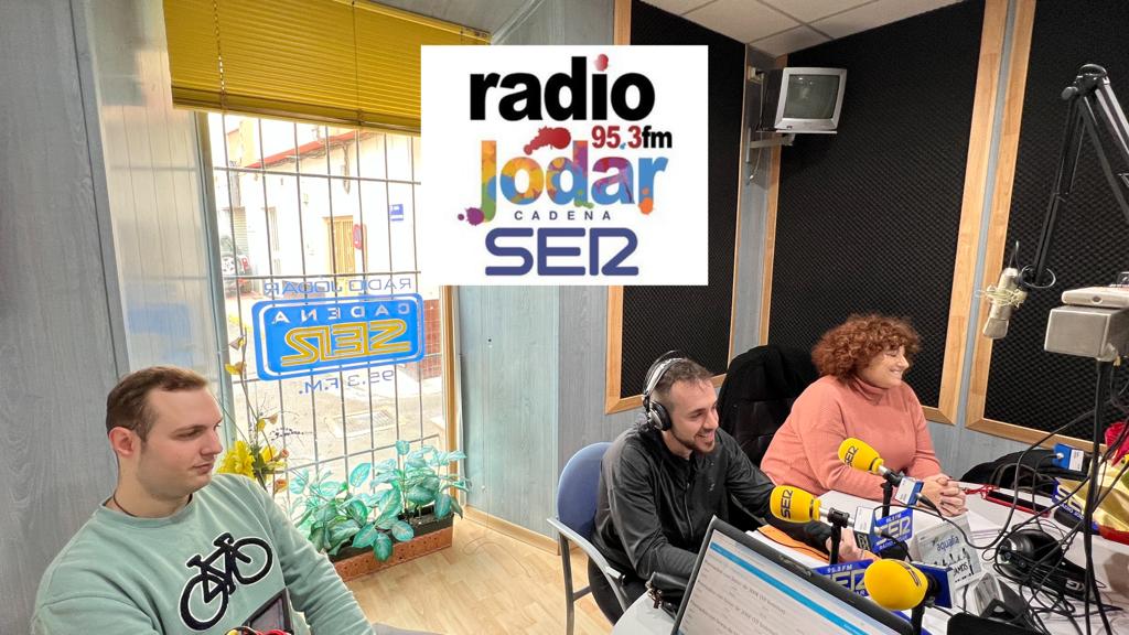 Momento del sorteo en nuestros estudios, con presencia del concejal de Festejos, Antonio Jesús Díaz (centro), Sergio Cubero (izquierda) y Manuela Gómez (derecha)