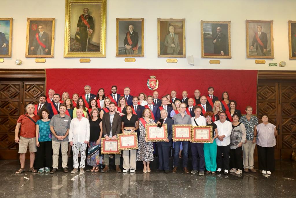 El Ayuntamiento de Zaragoza entrega la Medalla de Oro y los títulos de Hijos Predilectos y Adoptivos del Pilar 2023