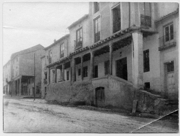 Viviendas con soportales en la antigua Calle Real del Mercado, actualmente José Zorrilla