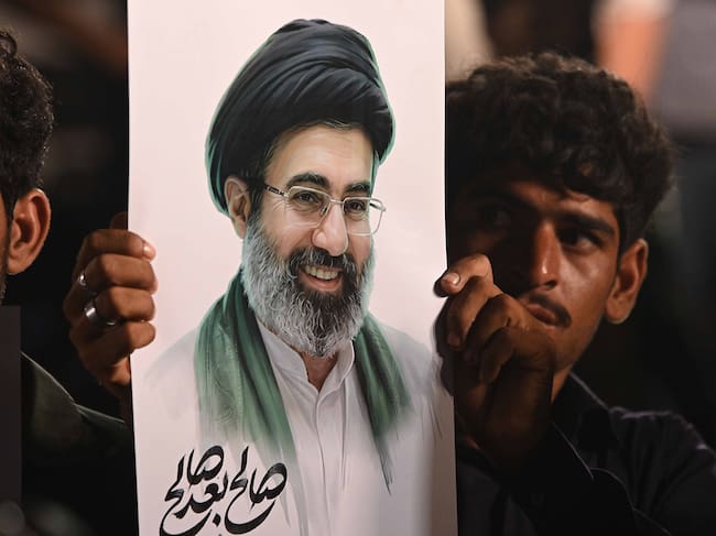 El líder supremo de Irán, Mojtaba Jameneí, en una pancarta sostenida por un ciudadano iraní tras el anuncio del alto el fuego entre Irán y Estados Unidos.