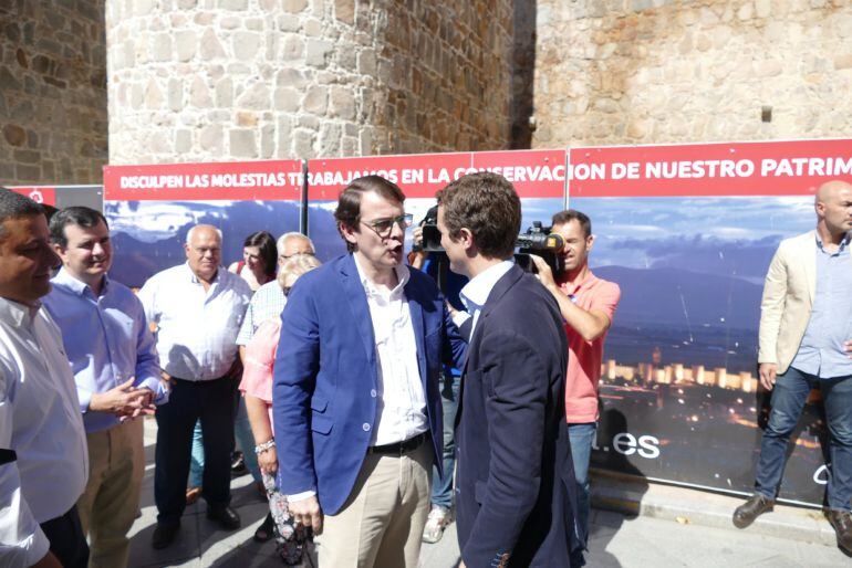 Mañueco habla con Casado durante la última visita a Ávila