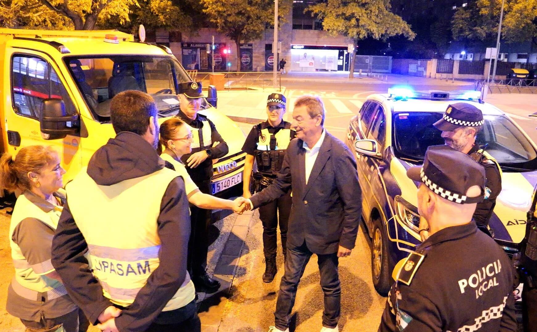 El delegado de seguridad, Ignacio Flores, saluda a agentes de la policía local durante la noche de Halloween