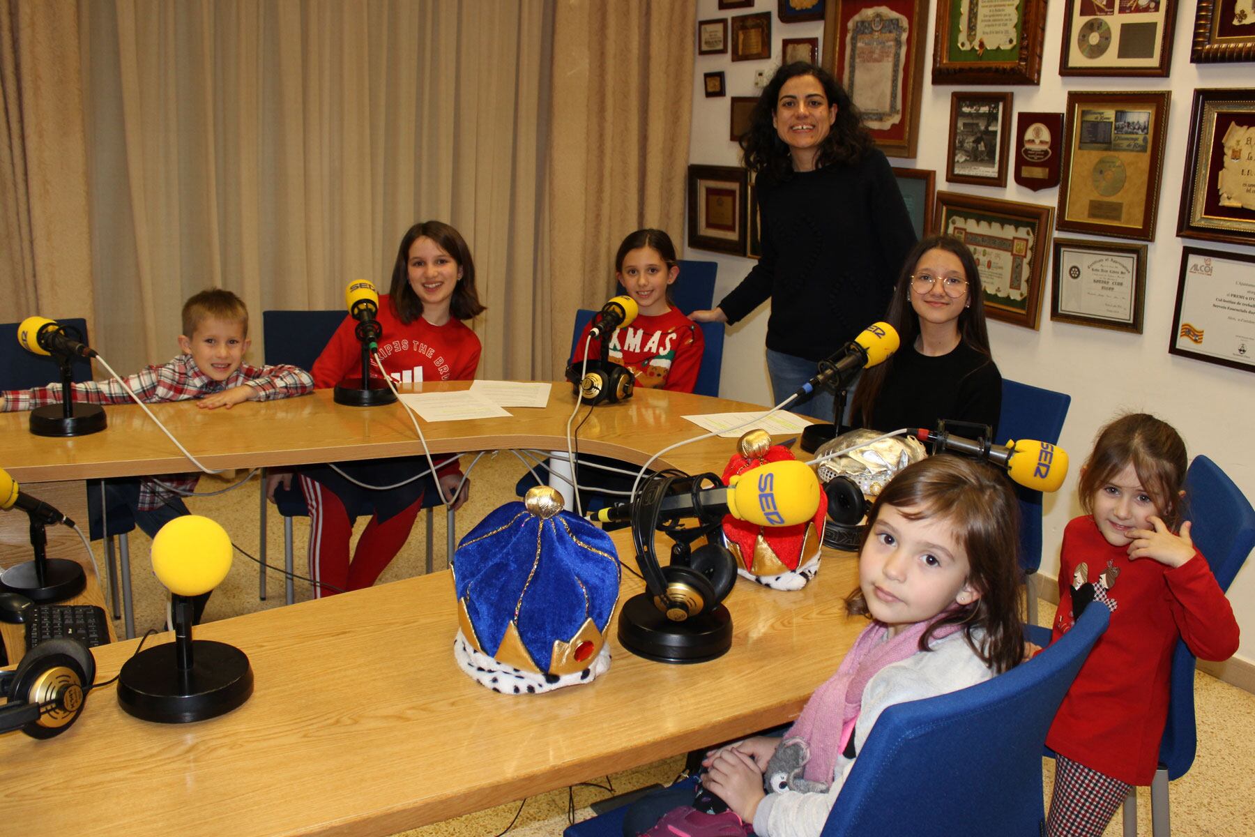 Maribel Vicedo junt als joves 'locutors' per un dia, en l'estudi central de Radio Alcoy