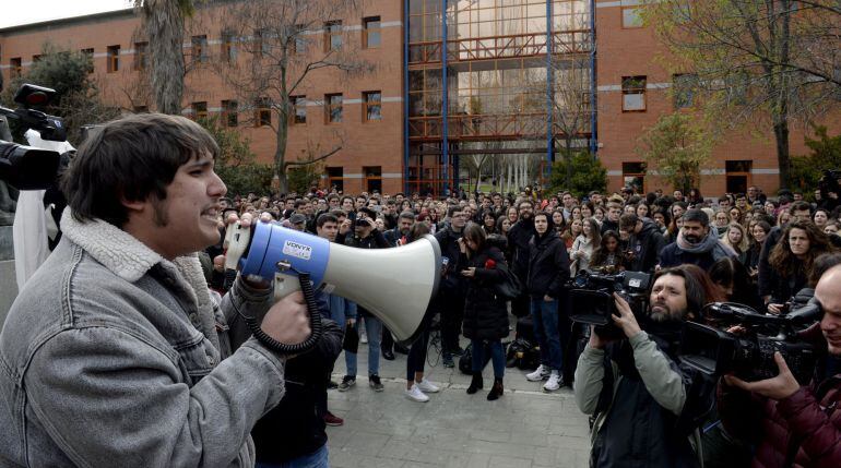 Un grupo de estudiantes de la URJC protestan ayer en la universidad