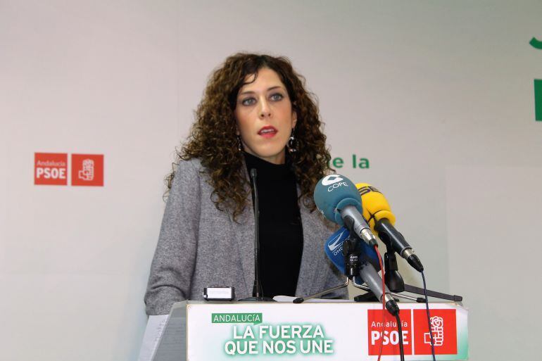 La diputada socialista por Cádiz Miriam Alconchel pide planes de empleo al Estado después de que el propio Ministerio haya reconocido que el 68% de los parados de la zona ya no tienen prestación