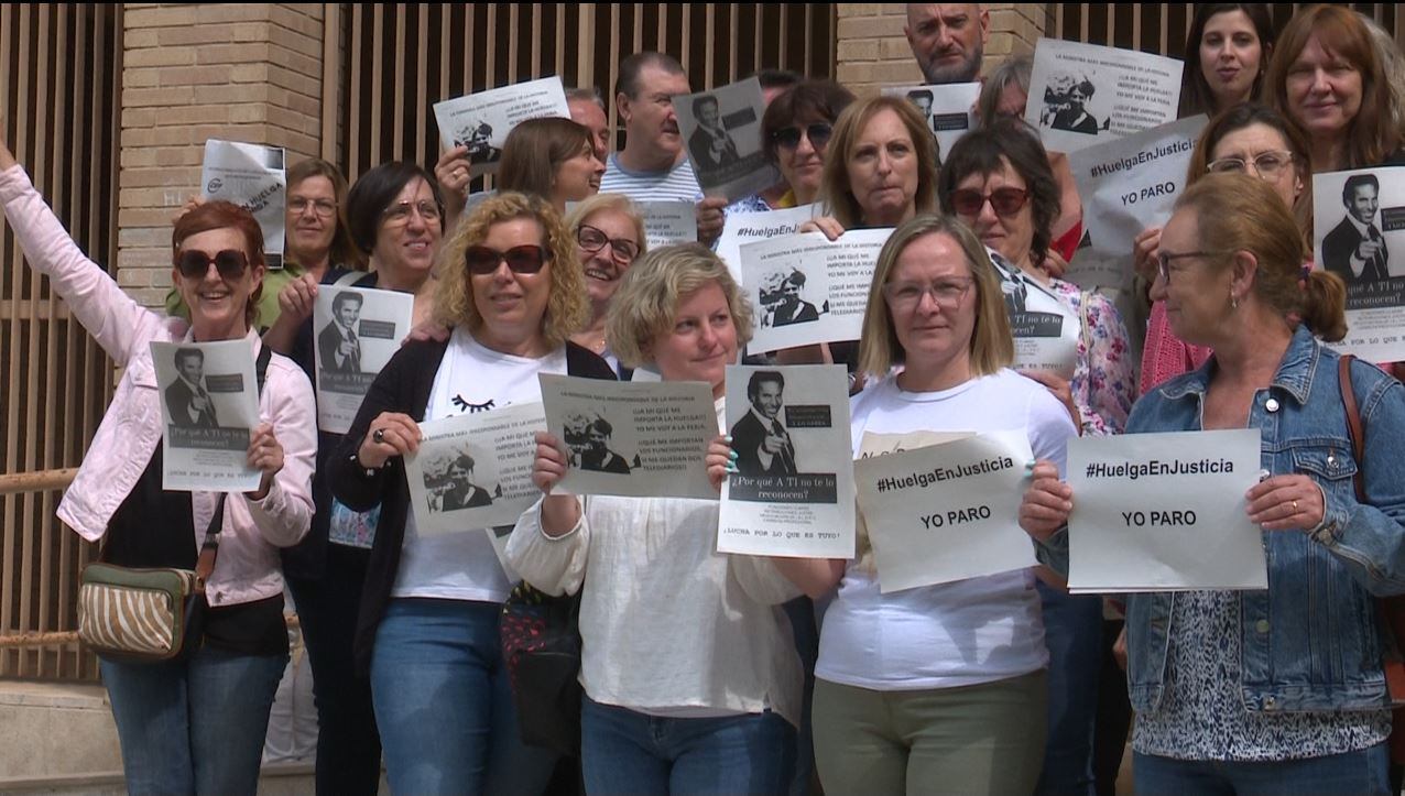 Funcionarios de Justicia manifestándose a las puertas del Juzgado de Gandia.