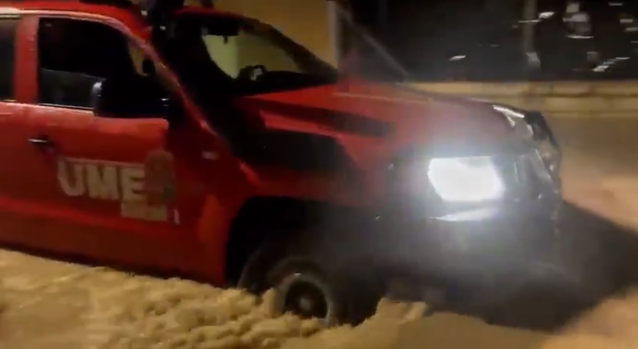 La UME evacúa a una persona con movilidad reducida en Mogón mientras el temporal mantiene a Jaén en alerta máxima