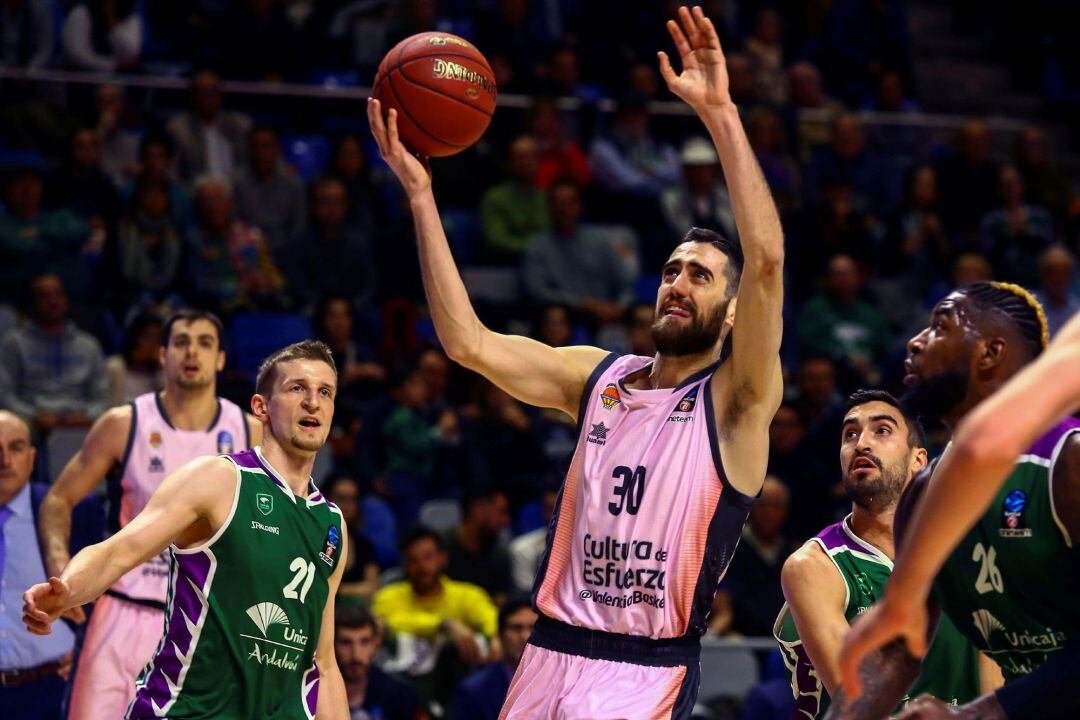 El alero del Valencia Basket Joan Sastre (c) entra a canasta ante varios rivales del Unicaja en el partido correspondiente a la jornada 5 del Top 16 de la Eurocup y que se disputa en el Palacio de los Deportes &quot;José María Martín Carpena&quot;. 