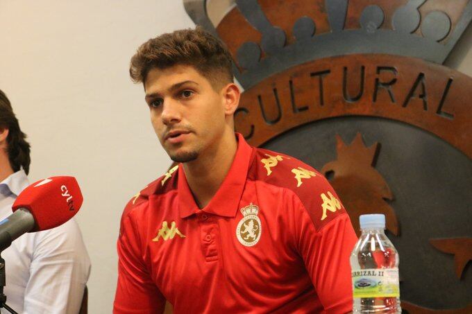 Berto González en su presentación como nuevo jugador de la Cultural Leonesa.