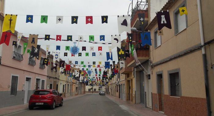 Calle engalanada por las fiestas en Caudete