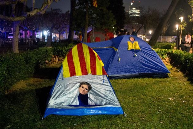 Varios manifestantes independentistas montan esta noche sus tiendas de campaña para pernoctar frente al Parlamento regional de Cataluña