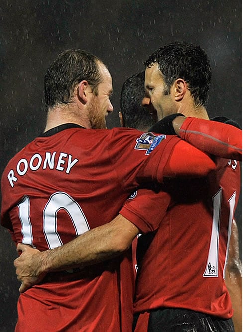 Rooney celebra junto a Ryan Giggs uno de los goles del partido