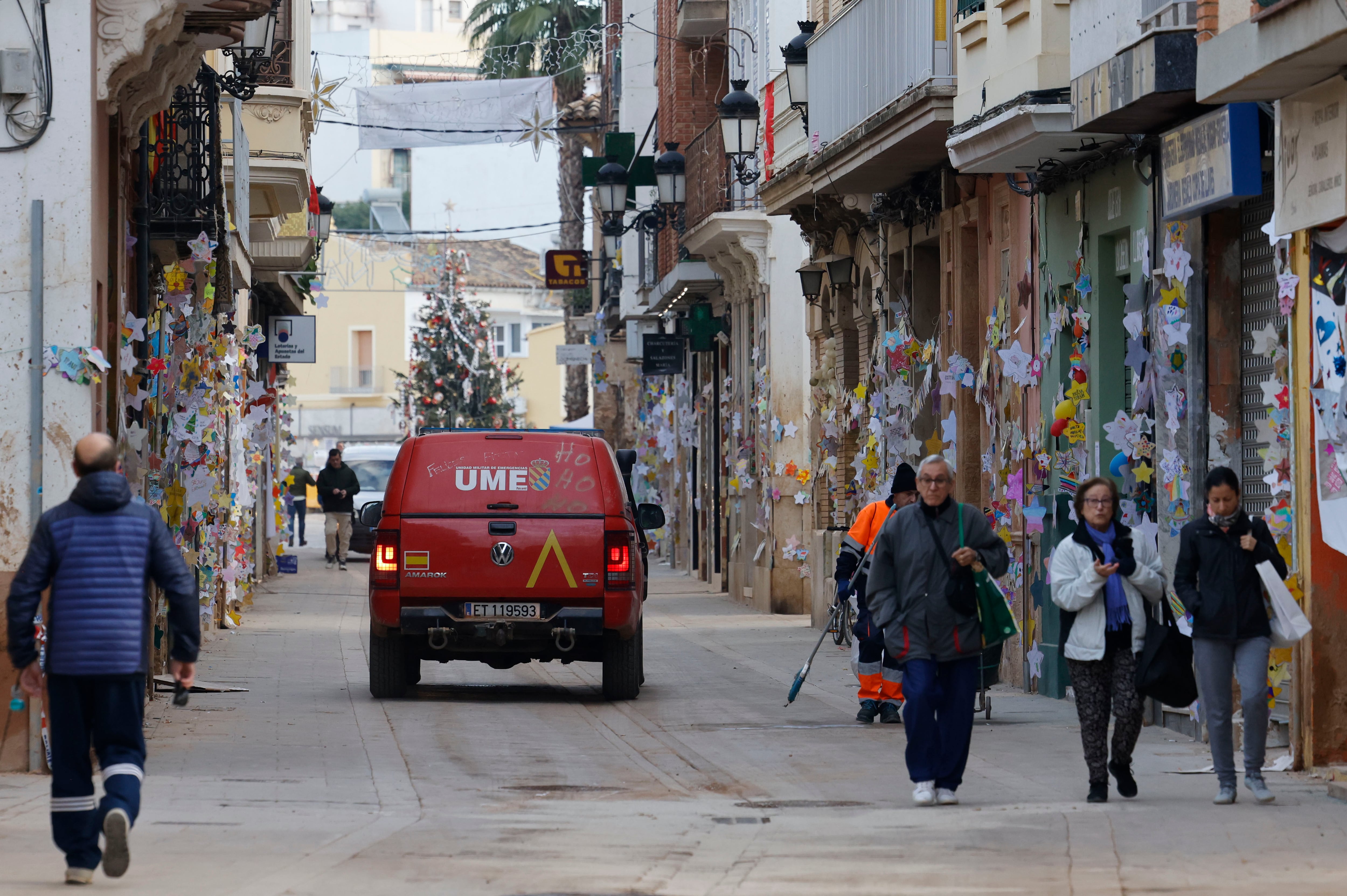 Un vehículo de la UME circula por una calle en Paiporta este pasado sábado, a un día de que se cumplieran dos meses de la dana que devastó gran parte de la provincia de Valencia.