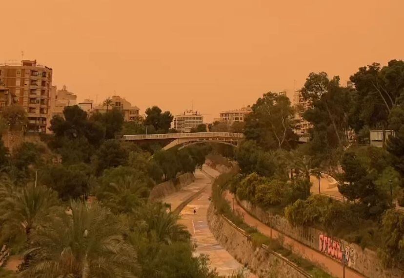 La calima sobre el cauce del río Vinalopó a su paso por Elche
