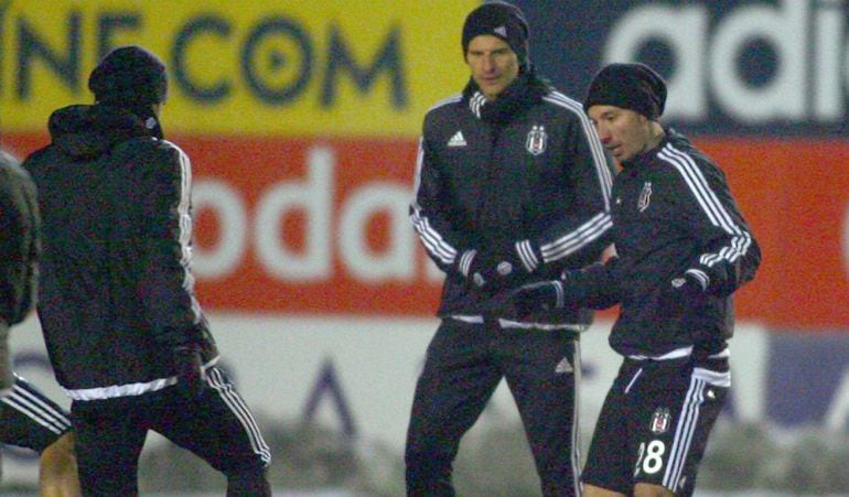 El español Alexis (d) se entrena junto al alemán Mario Gomez (centro)