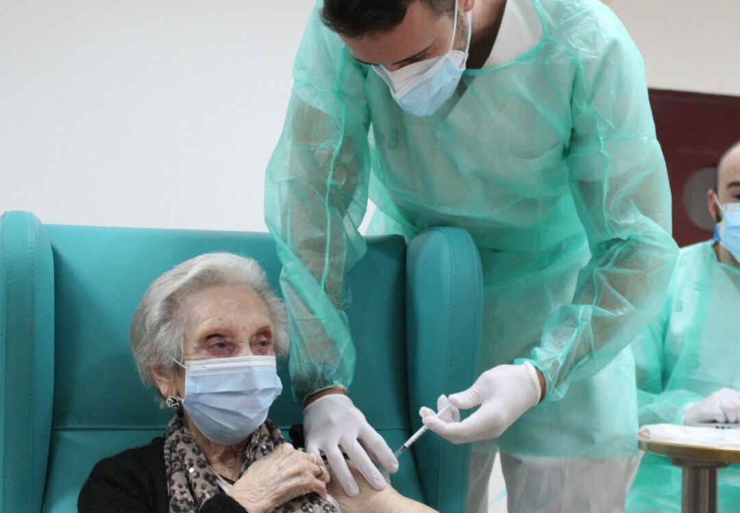 Edelmira, una mujer de 94 años ha sido la primera mujer vacunada en Albacete 