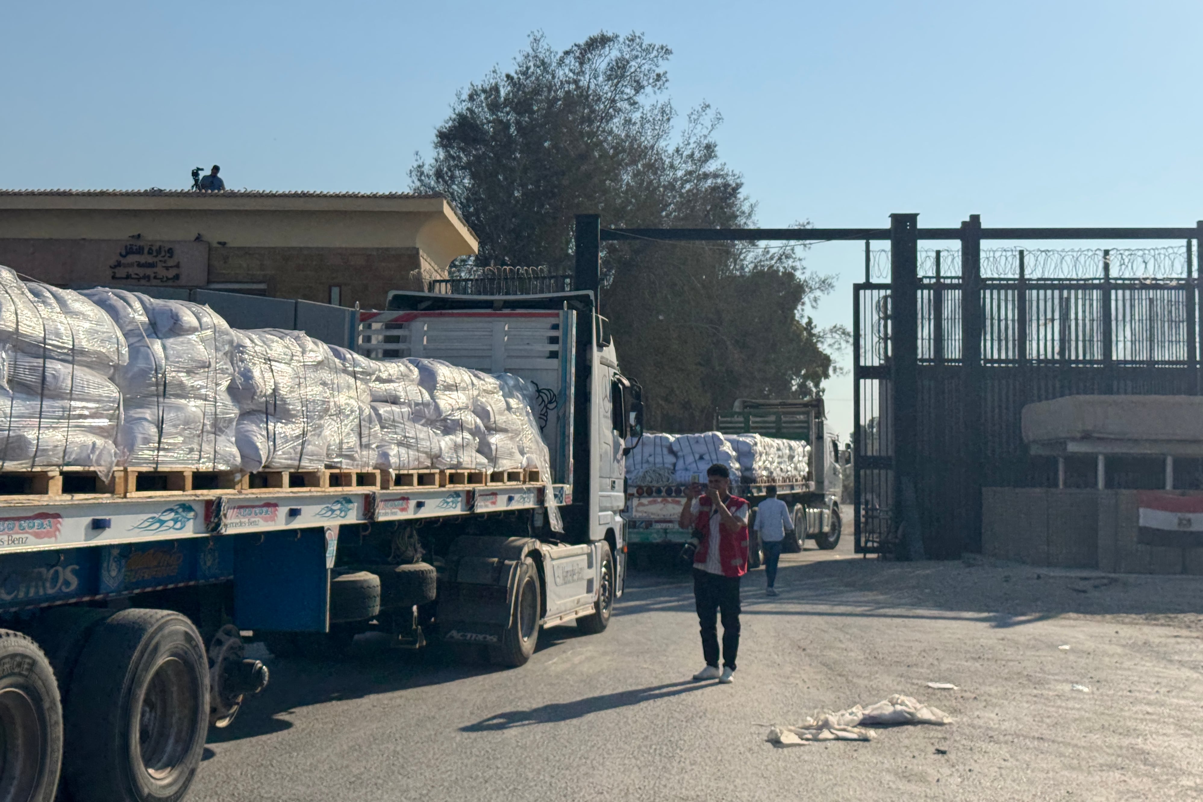 Decenas de camiones de ayuda humanitaria cruzaron la frontera egipcia de Rafah hacia la Franja de Gaza.