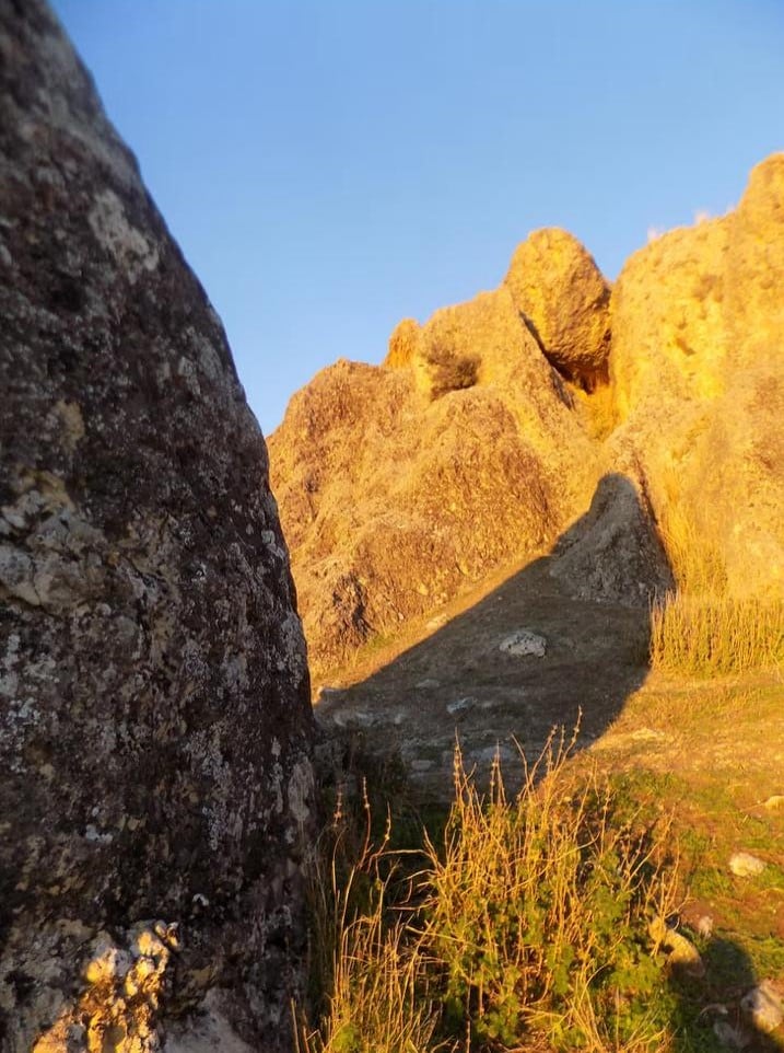 Momento en el que sombra del falo se proyecta sobre la cueva que representa la vulva femenina, en el soslticio de invierno