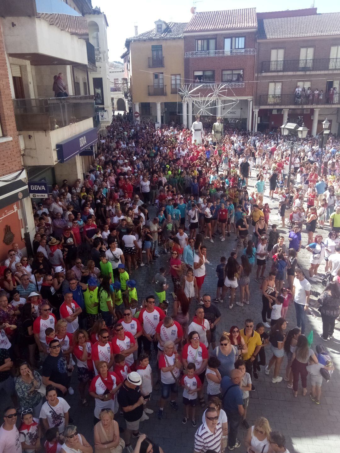 Los vecinos de la villa en la Plaza de España durante el Chupinazo