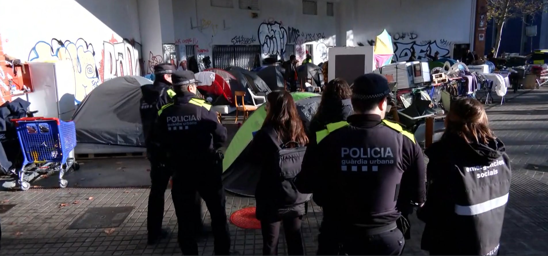 Desallotgen l&#039;assentament instal·lat a l&#039;antiga benzinera del Poblenou a Barcelona