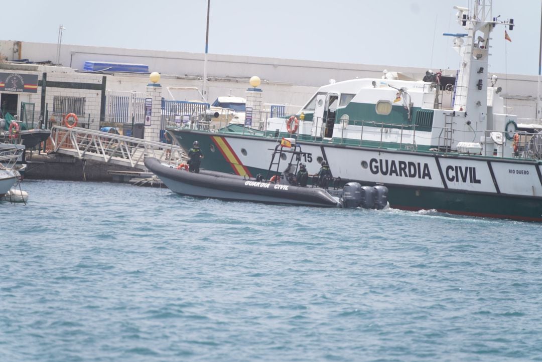 Agentes de la Guardia Civil a su llegada en las lanchas con las que trabajan en el dispositivo que busca al padre de las niñas, Tomás Gimeno y a la menor de las hermanas, Anna