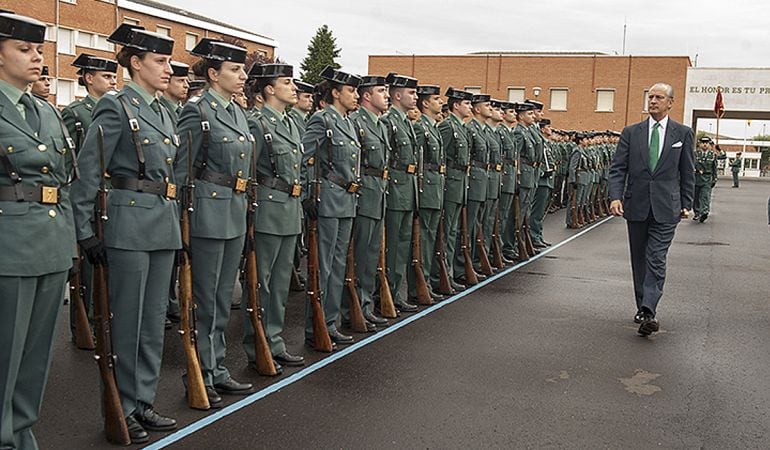 Fernández de Mesa pasó revista en el patio de armas a la formación compuesta por alumnos del Colegio de Guardías Jóvenes &#039;Duque de Ahumada&#039;