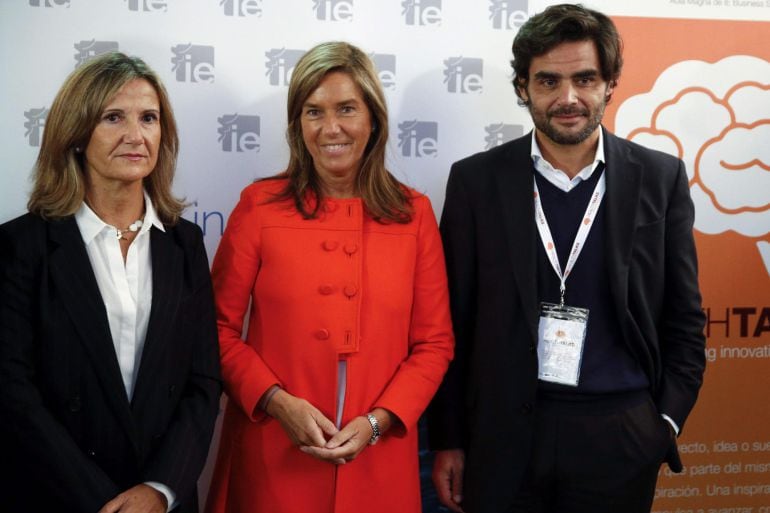 GRA033 MADRID, 4/11/2016.- La ministra de Sanidad, Ana Mato, el exconsejero de Sanidad de la Comunidad de Madrid y presidente del Centro de Emprendimiento e Innovación del IE Business School,Juan Jose Güemes,d., y Concha Marzo,iz., directora de Relaciones Institucionales de Grupo Novartis España ,poco antes de la inauguración de la jornada &quot;Health Talks&quot; en el Aula Magna del IE Business ,donde se analiza la situación actual del sistema sanitario y se estudia las claves para avanzar en su sostenibilidad.EFE/Juan Carlos Hidalgo