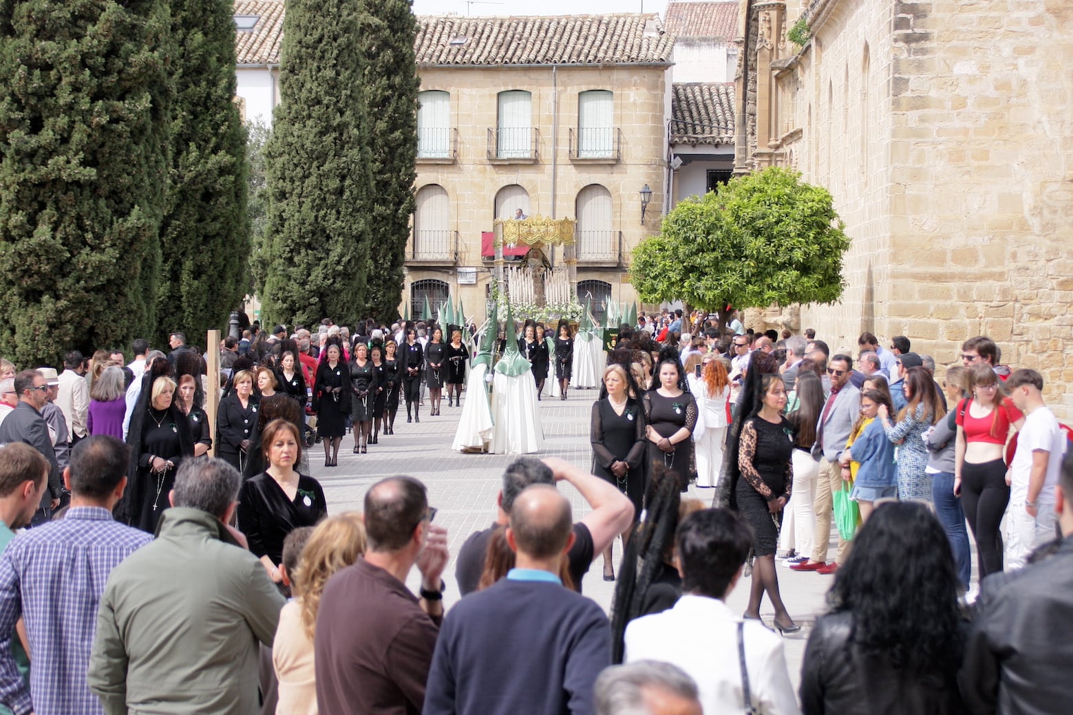 La Cofradía de la Oración en el Huerto a su paso por la Plaza 1º de Mayo este Jueves Santo