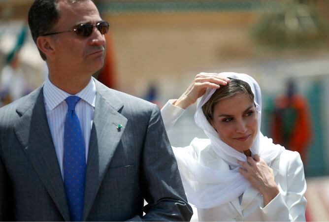 El rey Felipe VI junto a su esposa, la reina Letizia, durante su visita a Marruecos