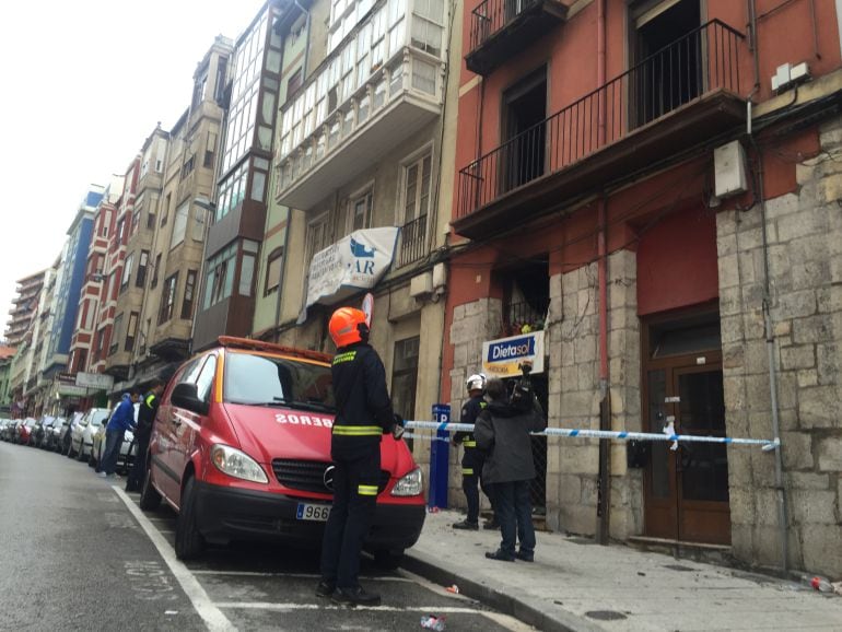 Un bombero revisa el edificio calcinado. 
