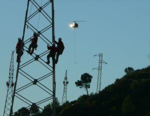 Operarios de la compañía eléctrica revisando cableado y torres en la Comunitat Valenciana