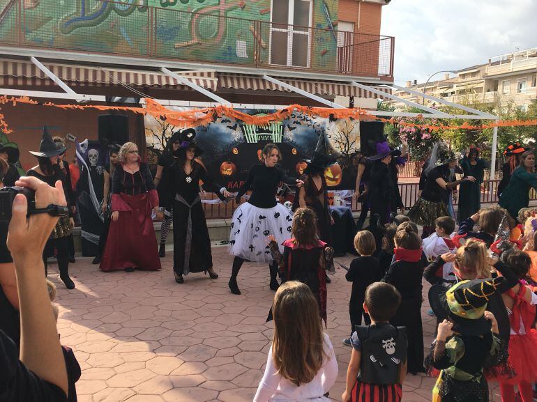 Celebración de la fiesta de Halloween en el patio del colegio