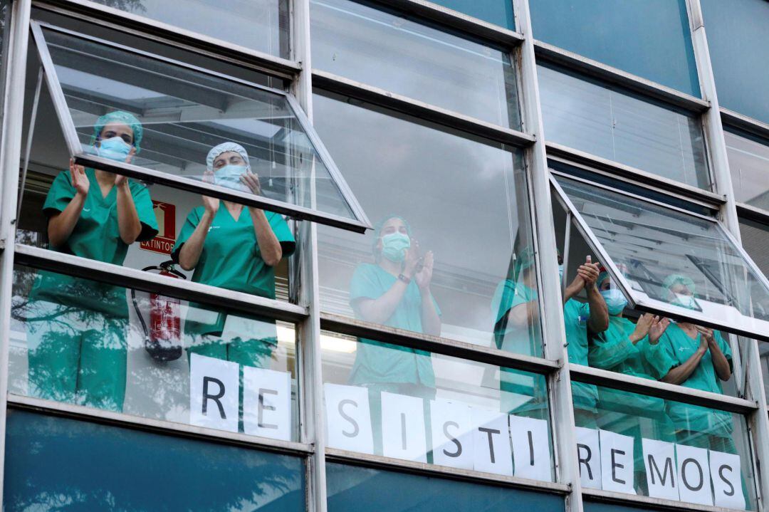 Sanitarios del Complejo Asistencial de Salamanca reciben el homenaje de las 20:00 horas cada día