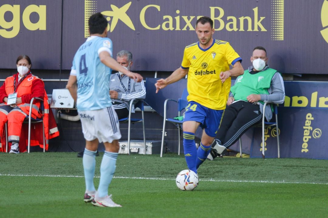 El jugador del Cádiz, Malbasic, intenta marcharse del defensor del Celta.