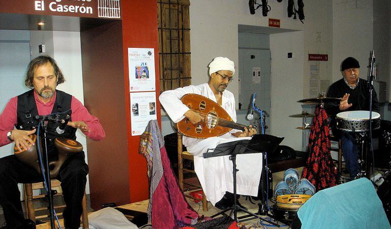 El sudanés Wafir y su banda inauguró en 2006 el primer ciclo de &#039;Los Viernes de la Tradición&#039; en El Caserón, donde ha vuelto para celebrar la primera década de este programa con la actuación 200