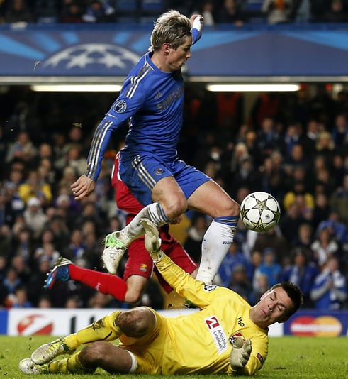 El jugador del Chelsea Fernando Torres (arriba) anota ante el portero Jesper Hansen del Nordsjaelland hoy, miércoles 5 de diciembre de 2012, en un partido de la Liga de Campeones en el Stamford Bridge de Londres