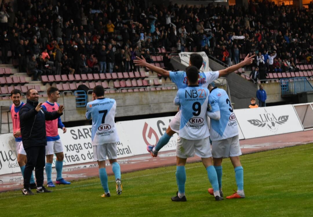 Álex Ares es levantado por Aythami en la celebración de uno de sus tres goles