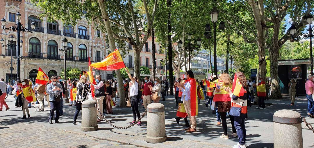SEVILLA, 16.05.2020.- Un centenar de personas se han manifestado este sábado contra el Gobierno central y contra su presidente, Pedro Sánchez, en la céntrica Plaza Nueva de Sevilla, a las puertas del Ayuntamiento de la capital andaluza. . EFE.Enrique Bermúdez
