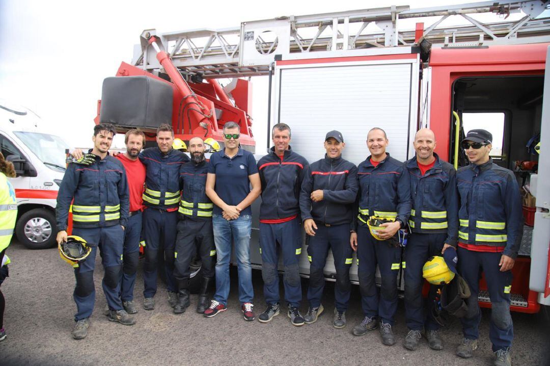 Bomberos del Consorcio de Seguridad y Emergencias de Lanzarote junto al consejero Francisco Javier Aparicio.