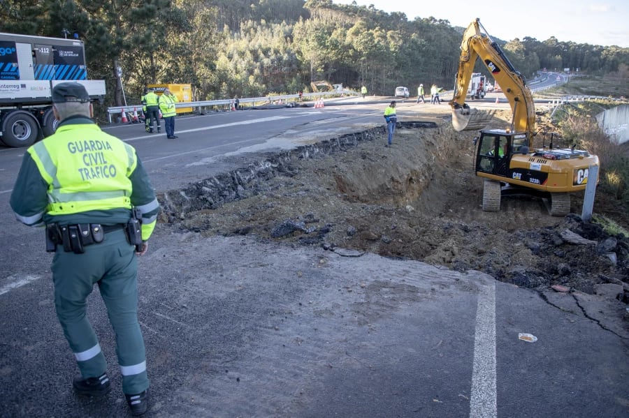 Imagen del derrumbe en la N-642 a su paso por Foz (foto: Eliseo Trigo / EFE)