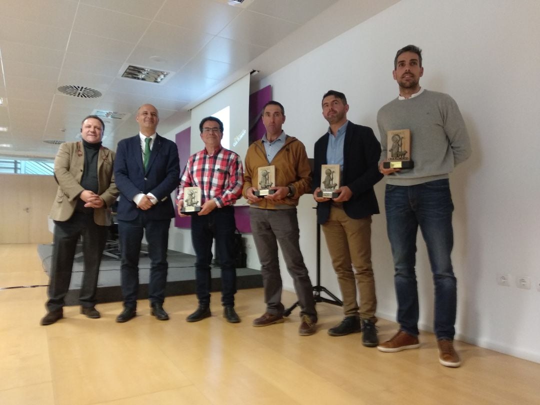 Los premiados posan con el viceconsejero y Rafa Miquel (primero por la izq)