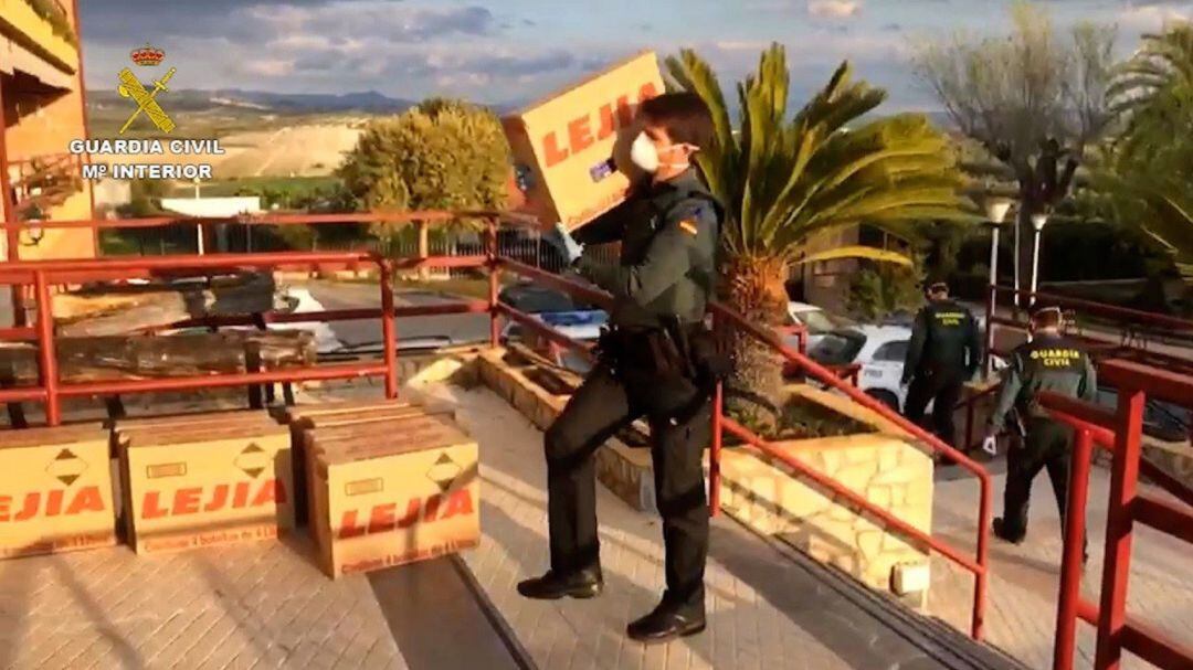 La Guardia Civil entrega material a una residencia de mayores de Montilla, en Córdoba