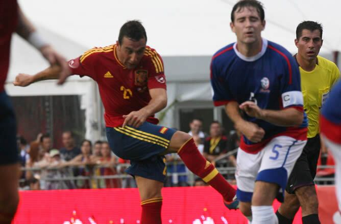 El jugador de la selección de fútbol de España Santiago Cazorla (i) anota un gol ante Puerto Rico hoy, miércoles 15 de agosto de 2012, durante el partido amistoso disputado en el estadio Juan Ramón Loubriel de Bayamón