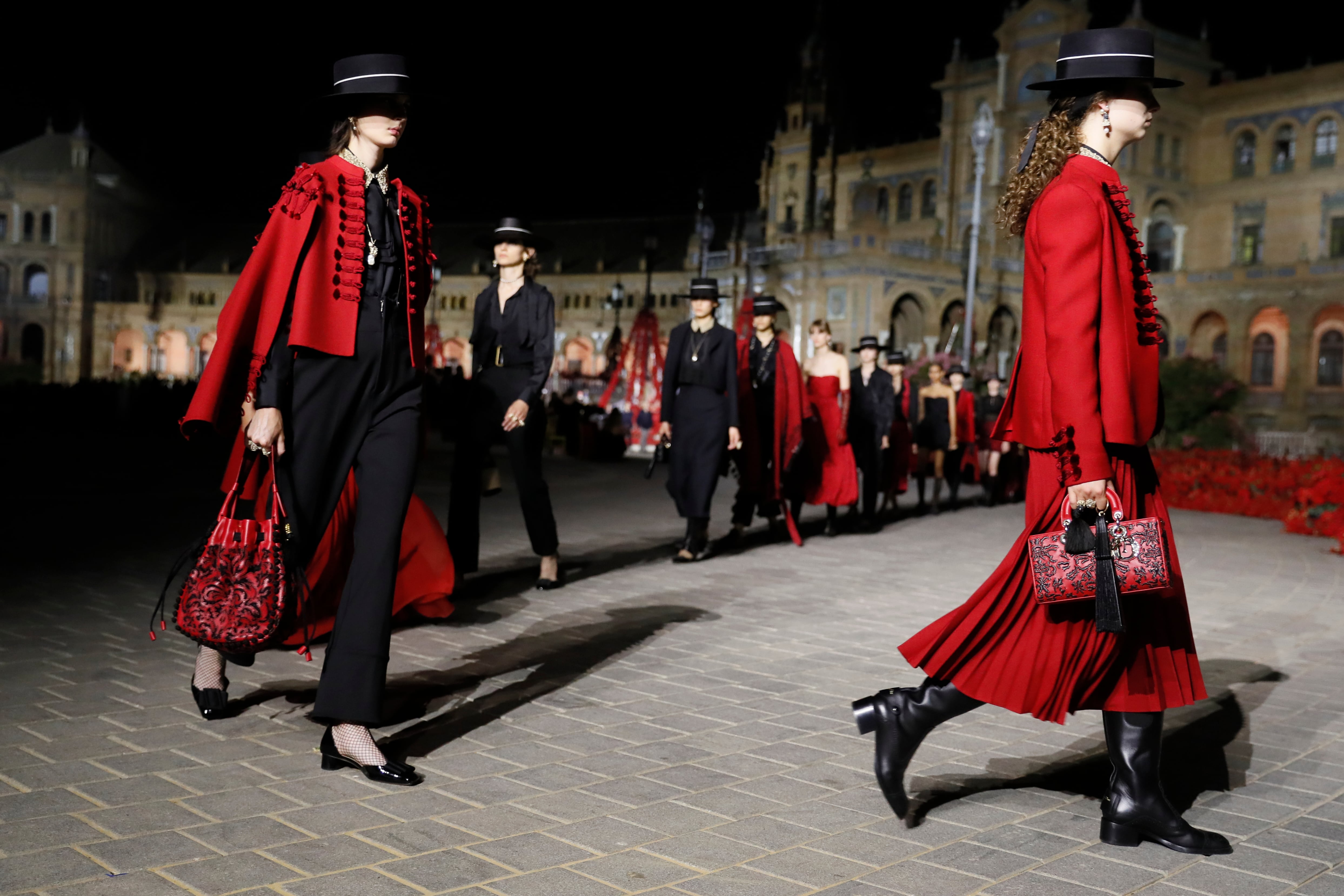 Dior presentó en la Plaza de España de Sevilla su colección &quot;The Cruise 2023&quot;, diseñada por Maria Grazia Chiuri, que está trabajando con artistas y artesanos sevillanos y andaluces